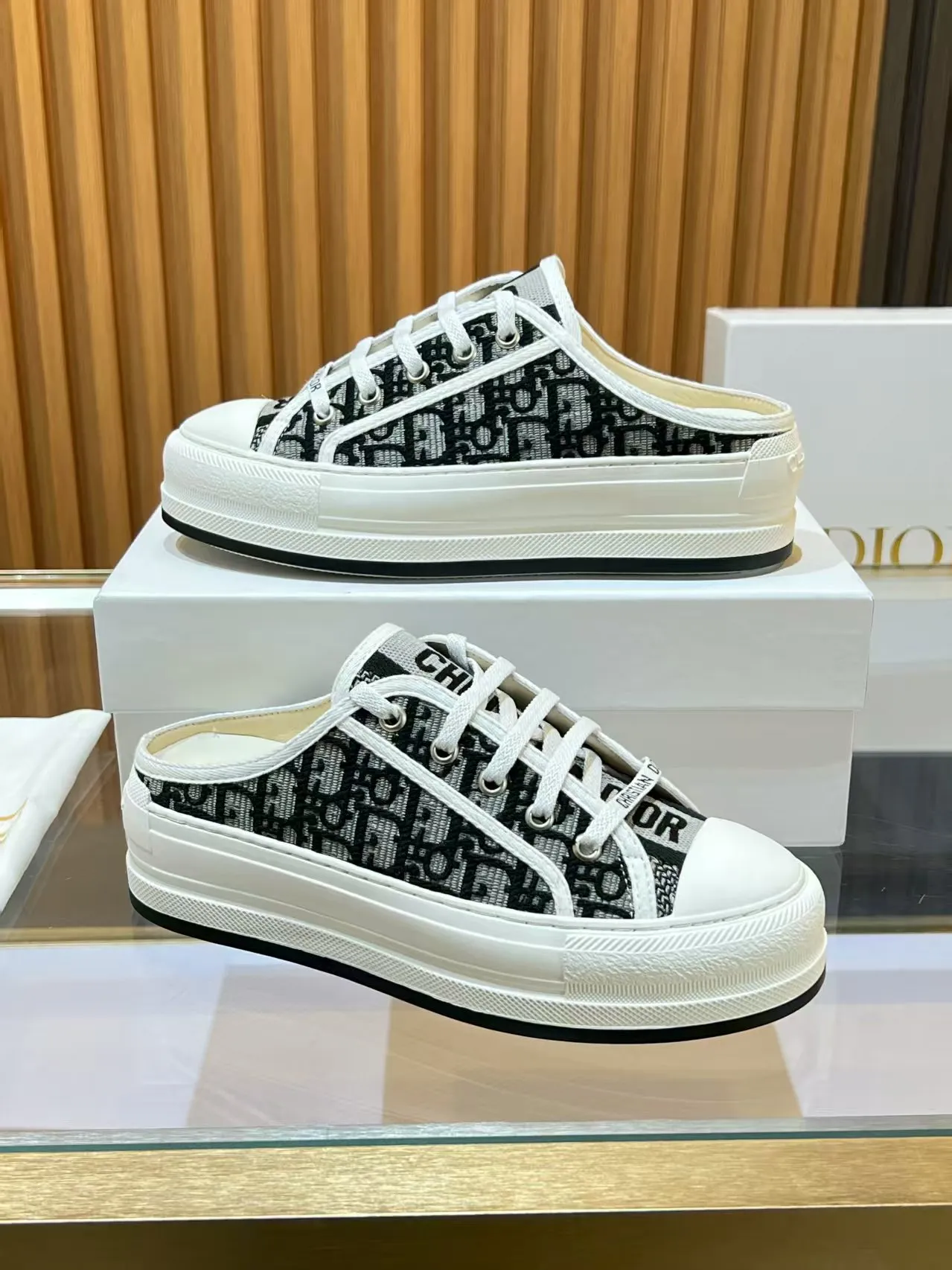 Factory direct sales p520🐘🐘Women's shoes Women's clothing 2025 Walk'n'Dior embroidered mid-top casual shoes are new. On the fashion stage, Dior embroidered shoes are the well-deserved protagonist. Delicate stitching is used on the upper, every stitch is devoted to the craftsman's efforts, and every thread is woven with artistic poetry. From complex floral patterns to smart geometric textures, embroidery is like the magic that gives shoes life, allowing them to show dynamic beauty even in static conditions.   Wearing Dior embroidered shoes feels like stepping into a dream world full of art. It is not only a pair of shoes, but also a walking piece of art that perfectly integrates fashion and culture. Whether you are strolling on the bustling city streets or attending important social occasions, Dior embroidered shoes can add unique charm to your style and become the focus of everyone's attention.   Choosing Dior embroidered shoes means choosing a persistent pursuit of quality and a unique understanding of fashion. Let it accompany you through every wonderful moment and leave your own fashion mark.  Material: Sheepskin lining, feet, silk cowhide, size 35-41, heel height 5cm